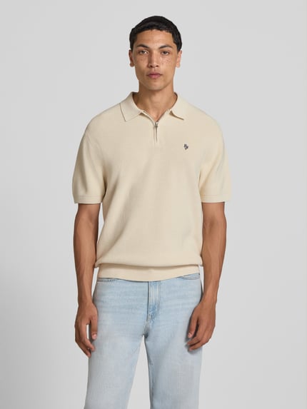 Mannenmodel draagt Boxy Fit Poloshirt met logo-stitching van REVIEW, puur katoen, polokraag, korte ritssluiting, ruglengte maat M 67 cm, lichte tint, rechte vormen, gladde textuur, ganzekörpervoorzijde.