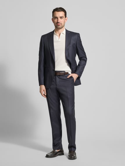Männermodel trägt Regular Fit Poloshirt mit V-Ausschnitt von Manuel Ritz, Reine Baumwolle, Strickshirt, Herren, Ganzkörperansicht von vorne.