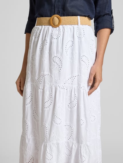 Vrouwenmodel draagt midirok met ajourwerk en riem van puur katoen, A-lijn, model 'Mi44mii' van ZABAIONE, detailopname taille.