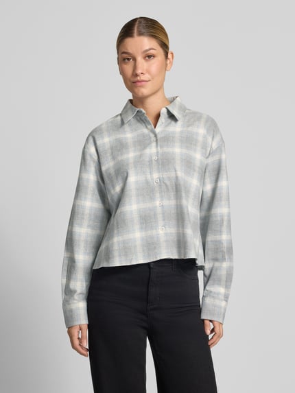 Frauenmodel trägt Regular Fit Langarmbluse aus reiner Baumwolle Modell 'Flakaro' von OPUS, grau kariert, lockere Form, Ganzkörperansicht von vorne.