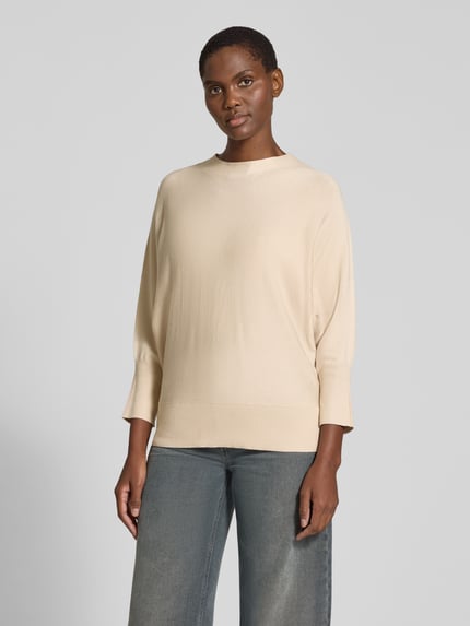 Frauenmodel trägt Oversized Pullover mit Fledermausärmeln von s.Oliver BLACK LABEL in Beige, Feinstrick, Viskose-Mix, Ganzkörperansicht von vorne.