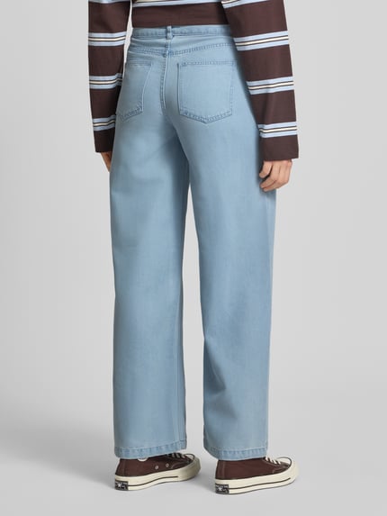 Vrouwenmodel draagt Wide Leg Jeans uit lyocell-mix model 'SMIDI' van Pieces, denimoptiek, wide leg fit, 5-pocket, lichtblauw, geheel lichaamsaanzicht rugaanzicht.