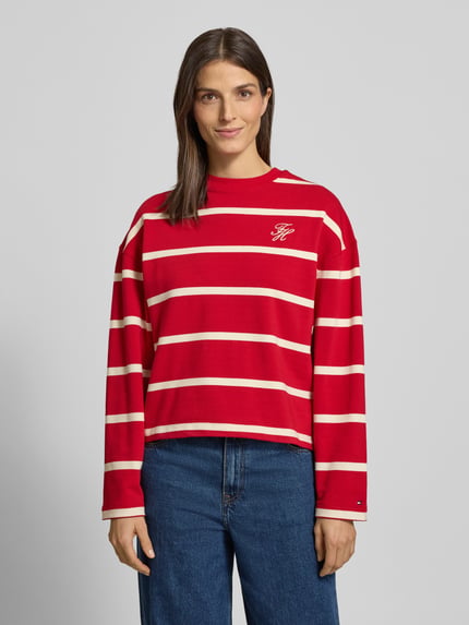 Frauenmodel trägt Relaxed Fit Sweatshirt aus bawełny-mix von Tommy Hilfiger, efekt: wzór w paski, wyhaftowane logo, okrągły dekolt, długi rękaw, wykończenie: dzianina dresowa, ganzkörperansicht von vorne.