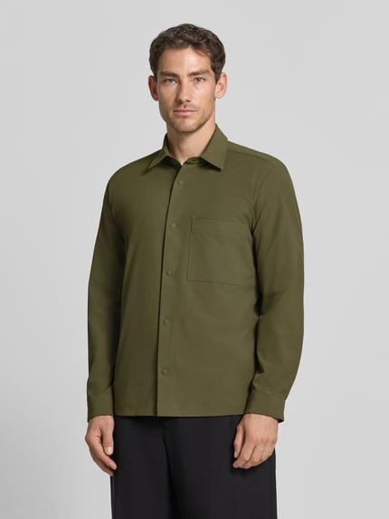 Männermodel trägt Relaxed Fit Freizeithemd mit Label-Patch Modell 'P-LEO-K-P-263' von BOSS in Olivgrün, glatte Struktur, Ganzkörperansicht von vorne, Herren Hemdjacke von BOSS.