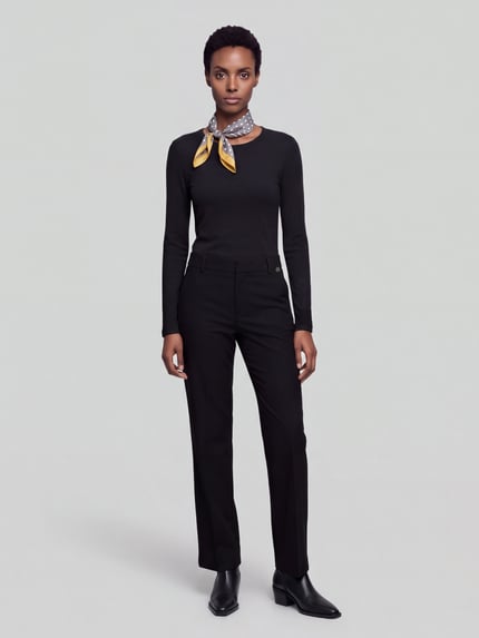Frauenmodel trägt Regular Fit Hose mit Bundfalten Fenja2-780 von Stehmann, unifarben, Wide Leg, Webware, seitliche Eingrifftaschen, Ganzkörperansicht von vorne.
