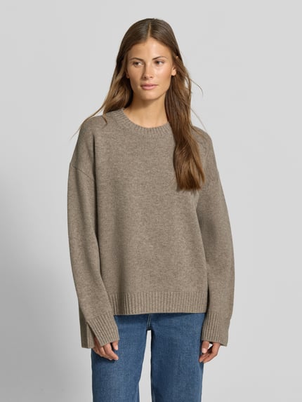 Frauenmodel trägt Regular Fit Pullover aus Woll-Mix mit Kaschmir-Anteil von MYON, Strick-Optik, beige Farbe, Rundhalsausschnitt, Ganzkörperansicht von vorne.