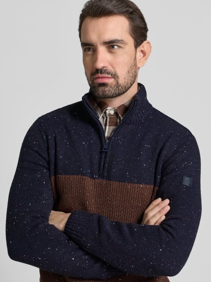 Männermodel draagt Regular Fit Troyer aus Baumwoll-Mix van Tom Tailor, melange kleur, color blocking, rippstructuur, logo-patch, nahaufnahme oberkörper.