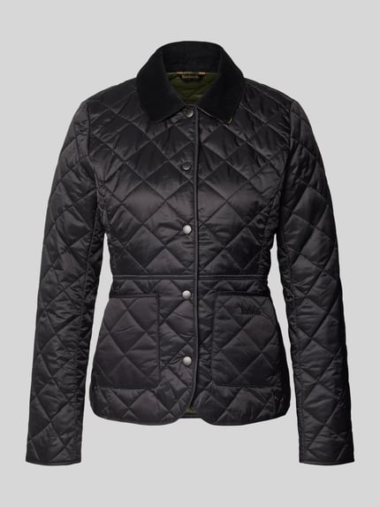 Produktfoto, Steppjacke mit Cordkragen Modell 'Deveron' von Barbour aus strapazierfähigem Material, taillierter Schnitt, schwarze Farbe, Umlegekragen mit Cordbesatz, Druckknopfleiste, aufgesetzteTaschen, Steppnähte, Logo-Stickerei, leichte Wattierung, glatte Textur