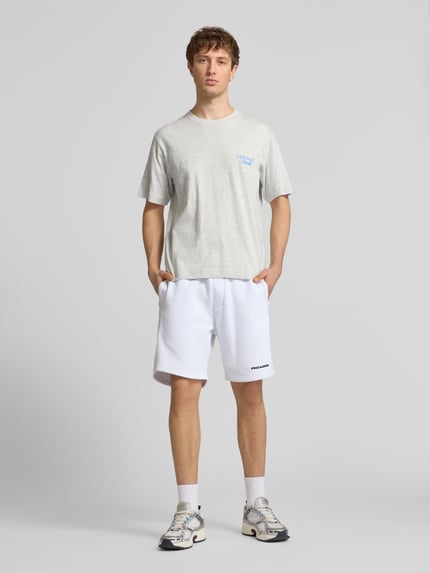Männermodel trägt T-Shirt mit Statement-Print Modell 'NORREBRO' von Jack & Jones aus Reine Baumwolle, Gerader-Schnitt, Rundhalsausschnitt, Ganzkörperansicht von vorne