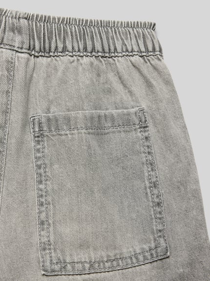 Produktfoto, Loose Fit Pull on Jeansshorts aus reiner Baumwolle von s.Oliver RED LABEL, Denim-Optik in Grau, sichtbare Gesäßtasche, elastischer Bund, Label-Applikation, reine Baumwolle