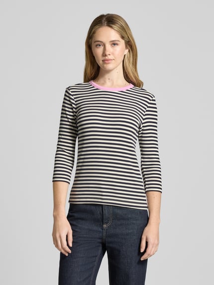 Vrouwenmodel draagt T-shirt met streepmotief en 3/4-mouw van Christian Berg Woman, katoenmix met viscose, slim fit, ronde hals, ruglengte maat S 56 cm, vooraanzicht bovenlichaam.