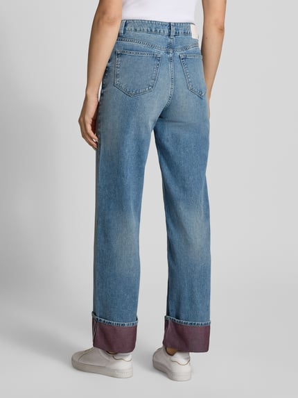 Frauenmodel trägt Wide Leg Jeans aus reiner Baumwolle Modell 'LINOU' von Tom Tailor Denim in hellblau, 5-Pocket-Design, Ganzkörperansicht Rückansicht.