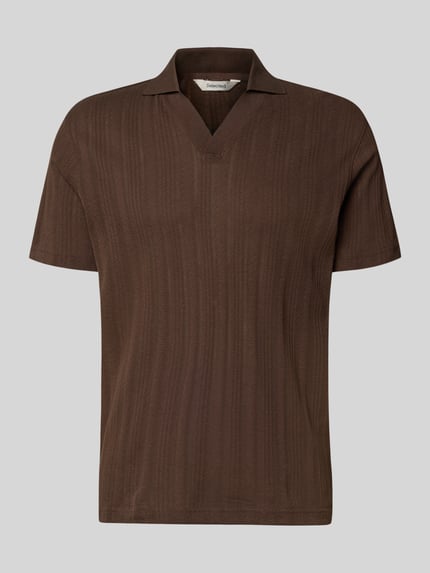 Produktfoto, Regular Fit Poloshirt aus Baumwoll-Mix Modell 'TRAVIS' von SELECTED HOMME, Optik: Unifarben, Struktur, Polokragen, V-Ausschnitt, kurze Knopfleiste, Kurzarm, Materialverarbeitung: Jacquard, braune Farbe, glatte und strukturierte Oberfläche.