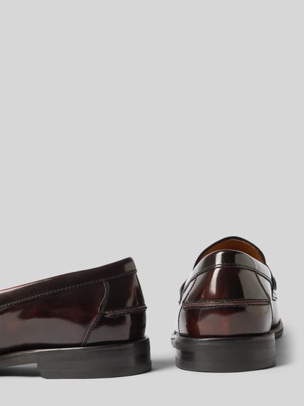 Productfoto, Loafer uit echt rundleer model 'STEVEN' van Vagabond in glanzende leerlook, ronde neus, blokhak, gestructureerde zool, lakkleerafwerking