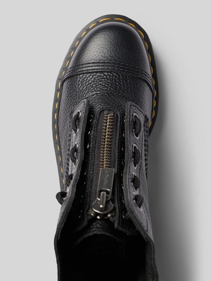 Produktfoto, Boots aus Leder mit Reißverschluss Modell 'SINCLAIR' von Dr. Martens, schwarzes beschichtetes Leder, abgerundete Form, gelbe Naht, strukturierte Plateausohle, sichtbares Label-Detail, Struktur des Leders gut erkennbar, Kontext: Damen Boots von Dr. Martens, Absatzhöhe 6 cm, Schafthöhe 15 cm, Schaftweite 10 cm