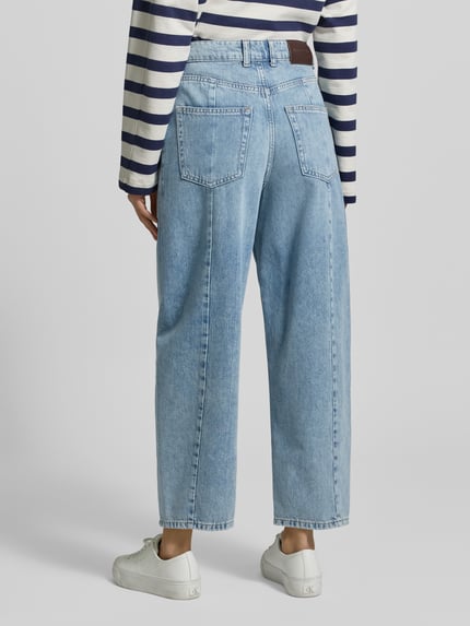 Frauenmodel trägt Relaxed Fit Jeans aus reiner Baumwolle Modell 'LARA' von Marc O'Polo in hellblauem Denim mit Label Patch, Ganzkörperansicht Rückansicht.