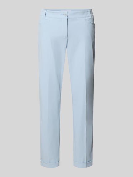 Produktfoto, hellblaue Chino aus Techno Cotton Superstretch Modell 'UTE' von Raffaello Rossi mit Bügelfalten, geradem Schnitt, verkürzter Passform und fixierten Beinumschlägen, elastischer Material-Mix mit Baumwollanteil, Eingriffs- und Gesäßtaschen, Gürtelschlaufen, Knopf- und Reißverschluss, Damen Chino, glatt strukturierte Oberfläche.