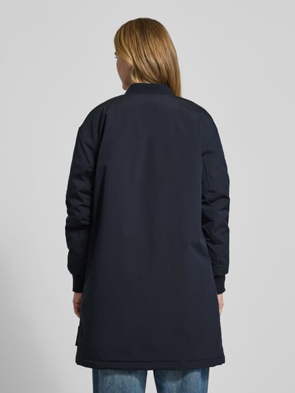 Frauenmodel trägt Regular Fit Parka mit College-Kragen von Marc O'Polo, Optik: Unifarben, feine Webstruktur, Ganzkörperansicht Rückansicht.