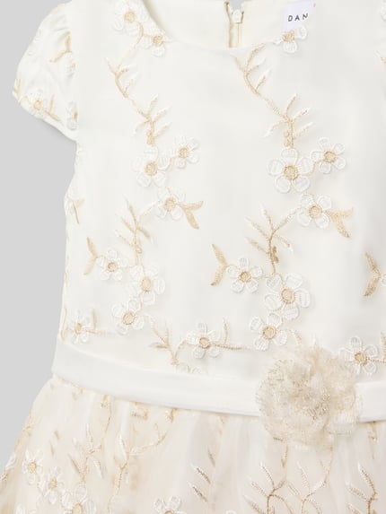 Mädchen trägt Midikleid mit Rundhalsausschnitt von DANAMADE, taillierter Schnitt, Nahtreißverschluss, Schleifen-Detail, Nahaufnahme Oberkörper.