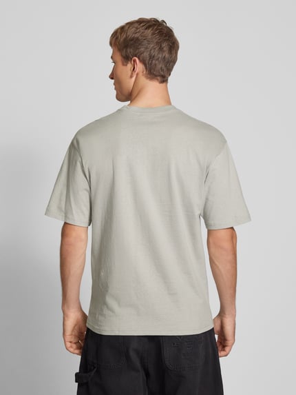 Männermodel trägt Relaxed Fit T-Shirt aus reiner Baumwolle von REVIEW in hellem Grau mit kurzen Ärmeln, Rückenansicht, Ganzkörperansicht Rückansicht.