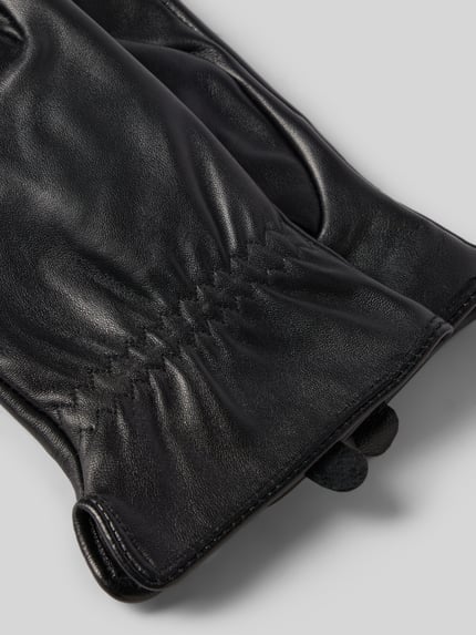 Produktfoto, Handschuhe aus echtem Leder mit kurzem Seitenschlitz von EEM, schwarzes Leder, eingefasste Abschlüsse, detailreiche Textur