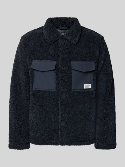 Produktfoto, ciemnogranatowa Regular Fit Hemdjacke mit Brustleistentaschen von Marc O'Polo DENIM, widoczna tekstura typu teddy