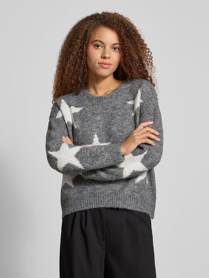 Frauenmodel trägt Oversized Strickpullover mit Woll-Anteil Modell 'AZU' von Only, Optik: Unifarben, Sternenmuster, Ganzkörperansicht von vorne.