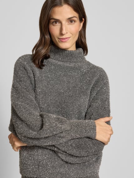 Frauenmodel trägt Strickpullover aus Effektgarn mit Rollkragen Modell 'LISTRA' von YAS, schimmernd, Relaxed-Fit, Viskose-Mix, Nahaufnahme Oberkörper.