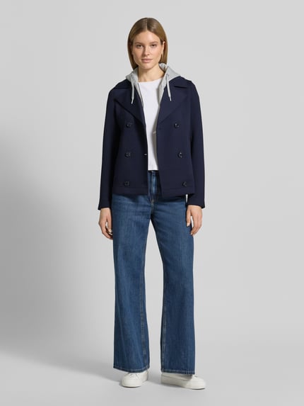 Vrouwenmodel draagt Regular Fit sweatjack met viscose van s.Oliver RED LABEL, navyblauw, lange mouw, reverskraag, capuchon, steekzakken, materiaalverwerking sweat, dubbele knoopsluiting, sluiting met ritssluiting, zijaanzicht, geheel lichaam van voren.