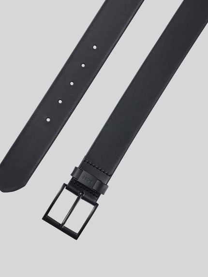 Productfoto, Ledergürtel met gesp model 'CONNIO' van BOSS, mat zwart leer, gebogen gesp, labeldetail, breedte 4 cm