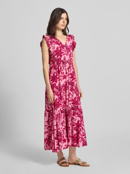 Vrouwenmodel draagt midi-jurk uit zuiver viscose met A-lijn, all-over look, ruches en vetersluiting, model 'Samo' van LOLLYS LAUNDRY, ruglengte maat S 125 cm, borstwijdte 49 cm, mouwlengte 6 cm, Ganzkörperansicht van voren.