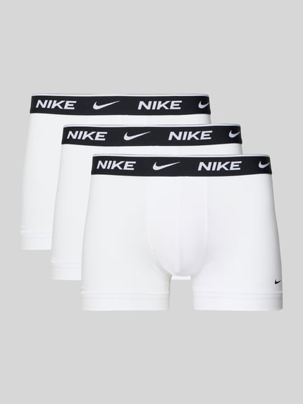 Produktfoto, weiße Trunks aus Baumwoll-Mix Modell 'ESSENTIAL' von Nike mit elastischem Logo-Bund und enger Passform, Herren