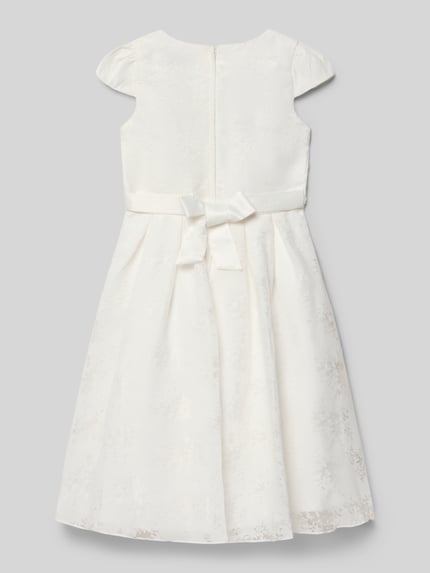 Mädchen trägt Knielanges Kleid mit Rundhalsausschnitt von DANAMADE aus Viskose-Mix, Schleifen-Detail, taillierter Schnitt, Ganzkörperansicht Rückansicht.