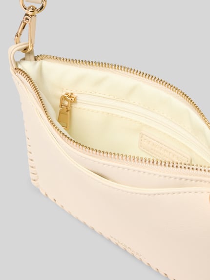 Produktfoto, Crossbody Bag mit Logo-Detail Modell 'Jendal' van Seidenfelt in leerlook met hoofdvak, ritssluiting, afneembare schouderband, siernaden, binnenvak, breedte 24 cm, lengte 17 cm, diepte 1 cm, bandlengte 124 cm, detailopname