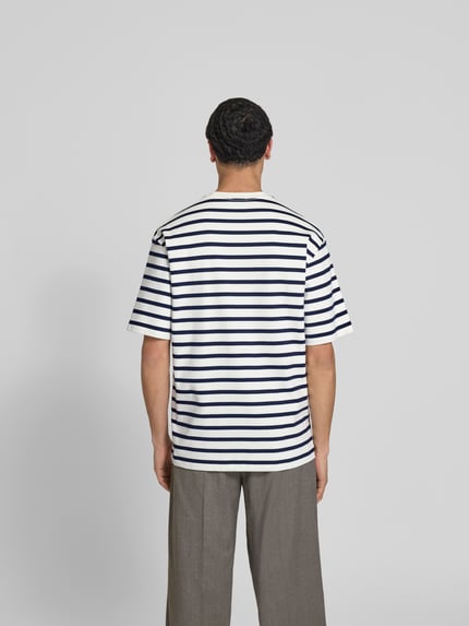 Mężczyzna-model ma na sobie T-Shirt mit Rundhalsausschnitt od Filippa K, bawełna, krój relaxed fit, krótki rękaw, długość tyłu M: 76 cm, widok całej sylwetki z tyłu.