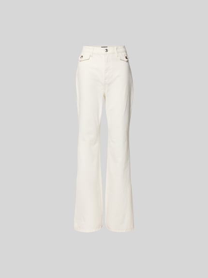 Productfoto, Flared Fit Jeans mit Pattentaschen van ROTATE, witte katoenen stof, flared fit, klepzakken, achterzakken, knoop- en ritssluiting, binnenbeenlengte 85 cm, taillewijdte 41 cm