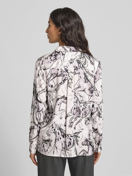 Frauenmodel trägt Regular Fit Bluse aus Viskose im Allover-Look von Milano Italy, helle Töne mit abstraktem Muster, Hemdblusenkragen, Knopfleiste, Rückenlänge 66 cm, Ärmellänge 60 cm, Ganzkörperansicht Rückansicht.