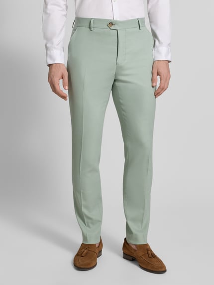 Männermodel trägt Slim Fit Anzughose mit Woll-Anteil Modell 'SLIM-NEIL' von SELECTED HOMME, Optik: Unifarben, Ganzkörperansicht von vorne.