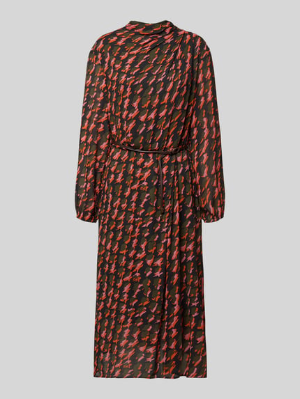 Produktfoto, Midikleid im Allover-Look mit Stehkragen und Gürtel von Marc Cain, chiffon, recht model, all-over look, opstaande kraag, plooien, riem, ruglengte bij maat 36: 128 cm, borstwijdte bij maat 36: 46 cm, mouwlengte bij maat 36: 63 cm