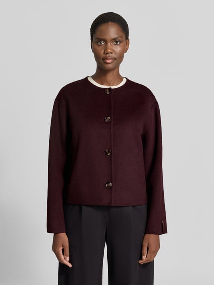 Vrouwenmodel draagt Jacke aus Woll-Mix met Schal van comma in bordeaux, recht model, ronde hals, knoopsluiting, met viscose, Ganzkörperansicht van voren. Ruglengte maat S 50 cm, schouderbreedte 46 cm, borstwijdte 55 cm, mouwlengte 57 cm.