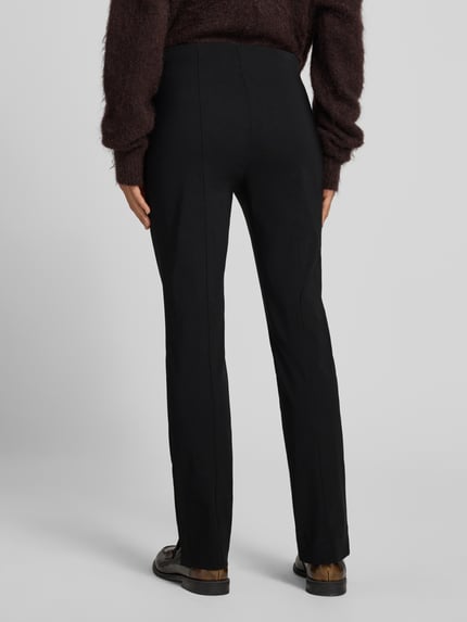Frauenmodel trägt schwarze Regular Fit Schmale Hose aus Viskose-Mix Modell 'Ina' von Stehmann, unifarben, Ganzkörperansicht Rückansicht