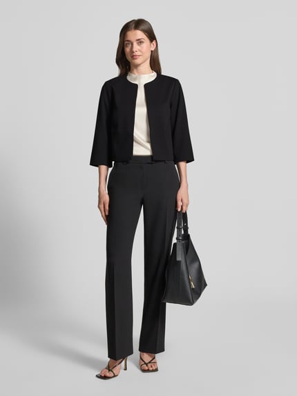 Frauenmodel trägt Blazer aus Viskose-Mix mit offener Front von Betty Barclay, schwarz, gerader Schnitt, 3/4-Arm, Ganzkörperansicht von vorne.