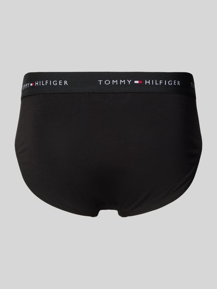 Männermodel trägt Slip aus Baumwoll-Mix im 3er-Pack von Tommy Hilfiger, unifarben, Skinny Fit, Label-Schriftzug, Ganzkörperansicht Rückansicht.