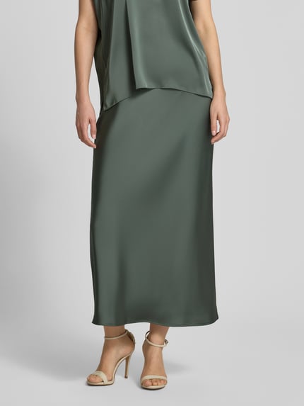 Frauenmodel trägt Satinrock mit elastischem Bund von V by Vera Mont, olivgrün, gerader Schnitt, glatte Textur, Midirock, Nahaufnahme Unterkörper.