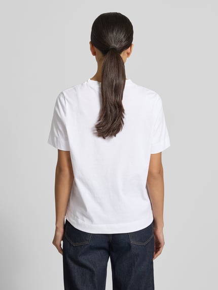 Vrouwenmodel draagt T-shirt met Statement-Print en ronde hals van Rich & Royal, puur katoen, relaxed fit, ruglengte maat S 59 cm, geheel van achteren