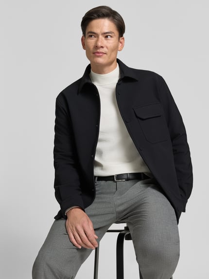 Männermodel trägt zwart overshirt van Antony Morato, Materiaalmix met stretch, regular fit, borstzak, steekzakken, labeldetail, Nahaufnahme Oberkörper