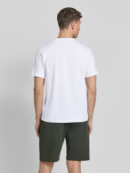 Männermodel trägt Regular Fit T-Shirt mit Label-Print von PAUL SMITH aus reiner Baumwolle, Rundhalsausschnitt, Ganzkörperansicht Rückansicht.