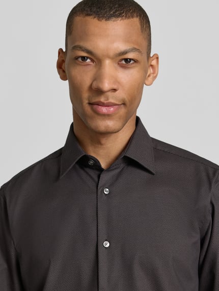 Männermodel trägt Regular Fit Freizeithemd mit extra langem Arm Modell 'H-JOE-K-C1-261' von BOSS, schwarz, Nahaufnahme Oberkörper.