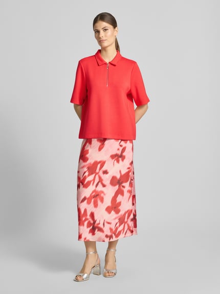 Frauenmodel trägt Regular Fit Poloshirt mit Reißverschluss von Christian Berg Woman, Material-Mix mit Modal-Anteil, 1/2-Arm, Ganzkörperansicht von vorne