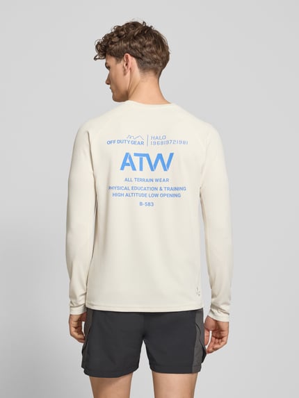 Mężczyznamodel nosi Longsleeve mit Label-Print Modell 'SORONA' od HALO w kolorze jasnokremowym, krój regular fit, nadruk z tyłu, długość tyłu w rozmiarze M: 66 cm, pełny widok sylwetki z tyłu.